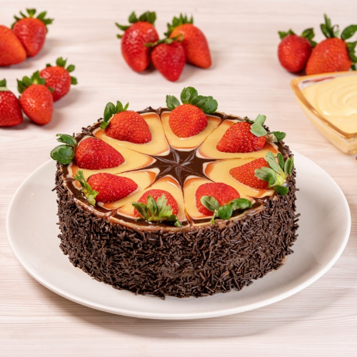 Torta Média Bem-casado com Morangos Frescos - 1,3 kg