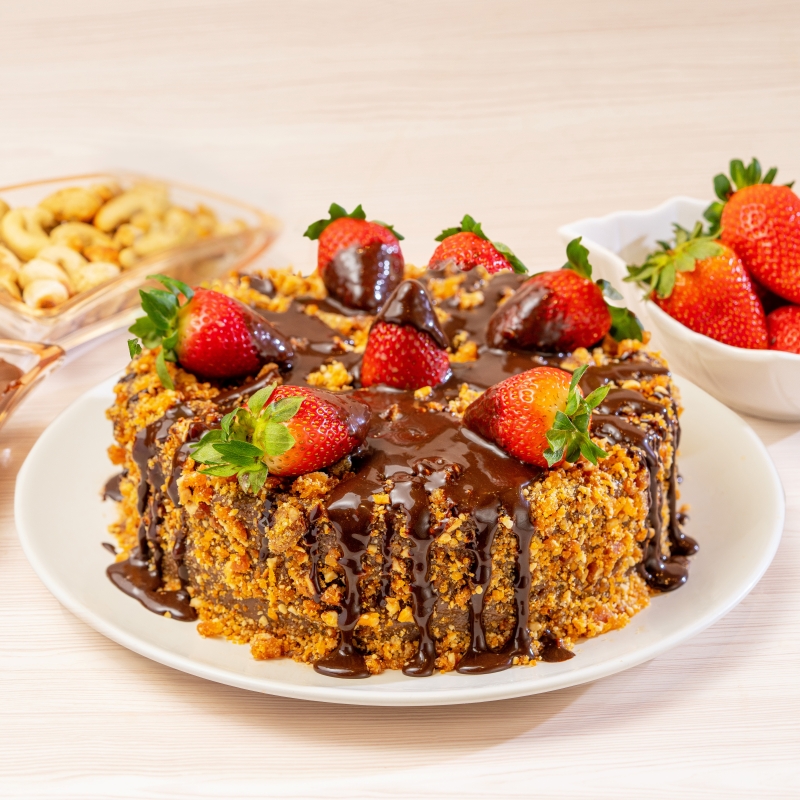 Torta Média de Morango com Brigadeiro Crocante - 1,3kg