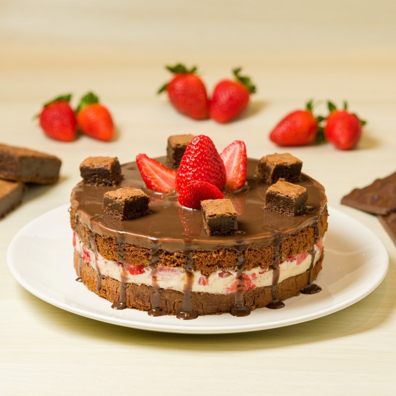Torta Média Trufa de Choc. Branco com Brownie e Morangos Frescos