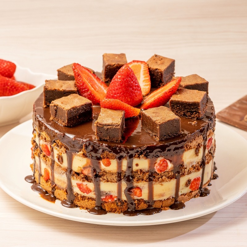 Torta Trufa de Choc. Branco com Brownie e Morangos Frescos - 2kg