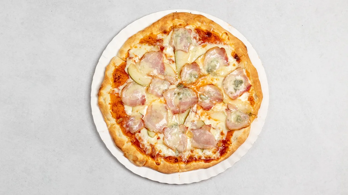 Pizza z boczkiem i gruszką