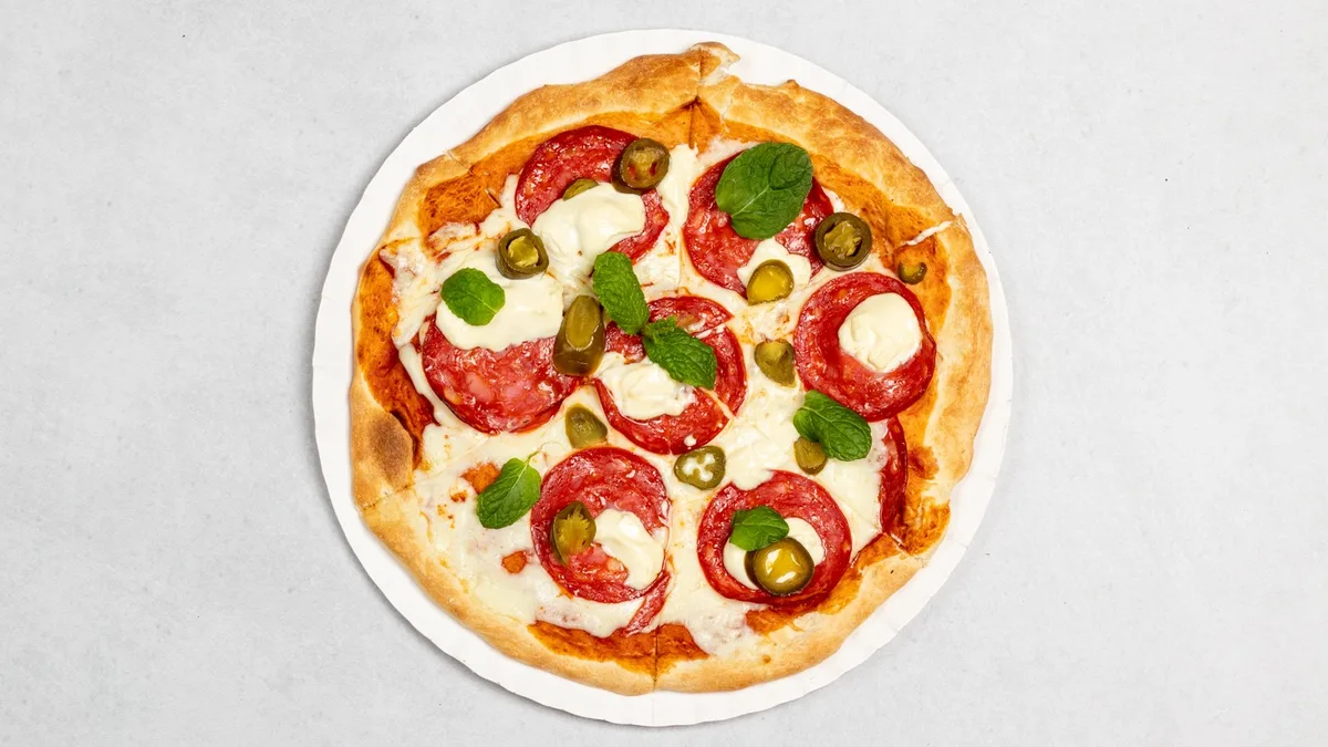 Pizza z chorizo i mascarpone