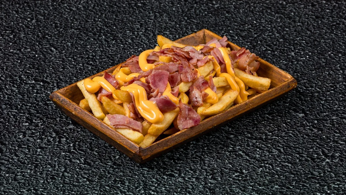 Πατάτες Τηγανητές με Λιωμένο Cheddar και Καπνιστό Μπέικον