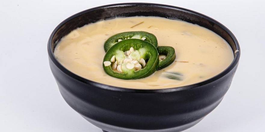 Chile Queso and chips