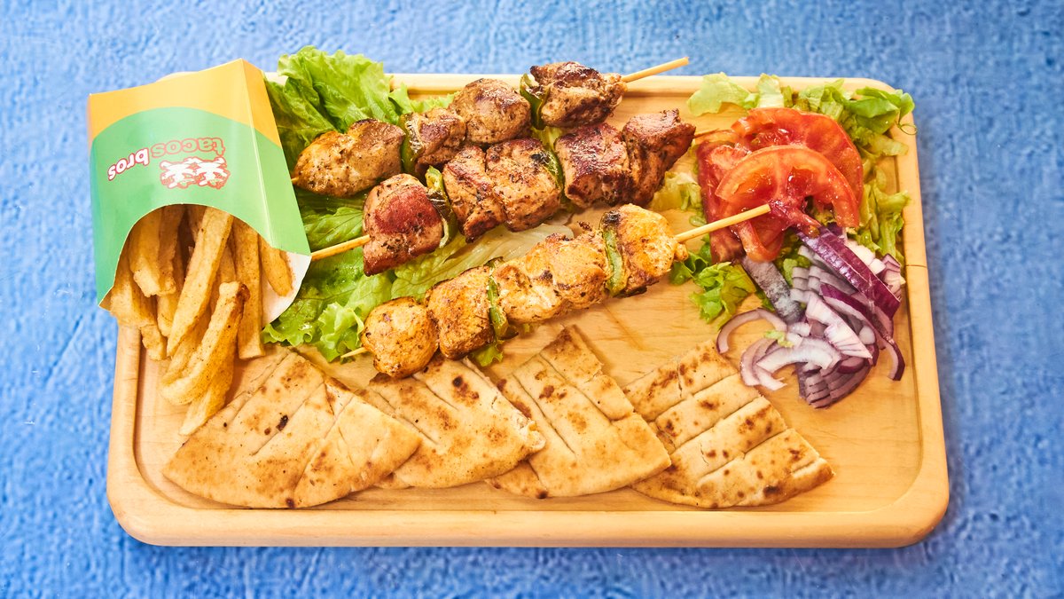 Shishqebap Pule me Garniturë