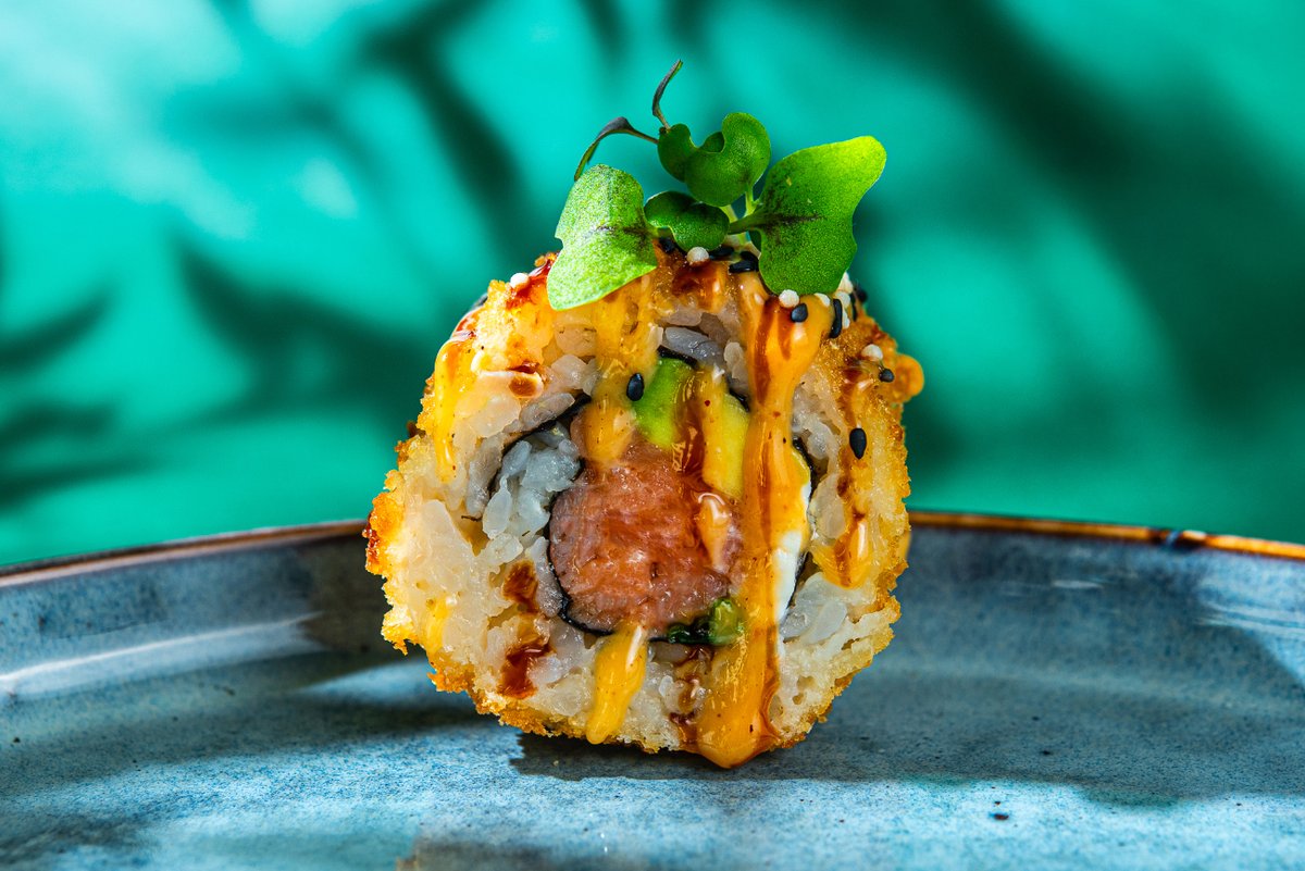 43. Suitsulõhe, toorjuust, avokaado, murulauk(peal: teriyaki kaste, kimchi majo) (8 tk)