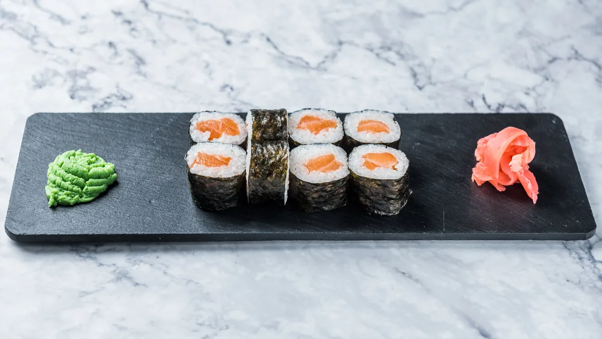 Salmon Maki Roll