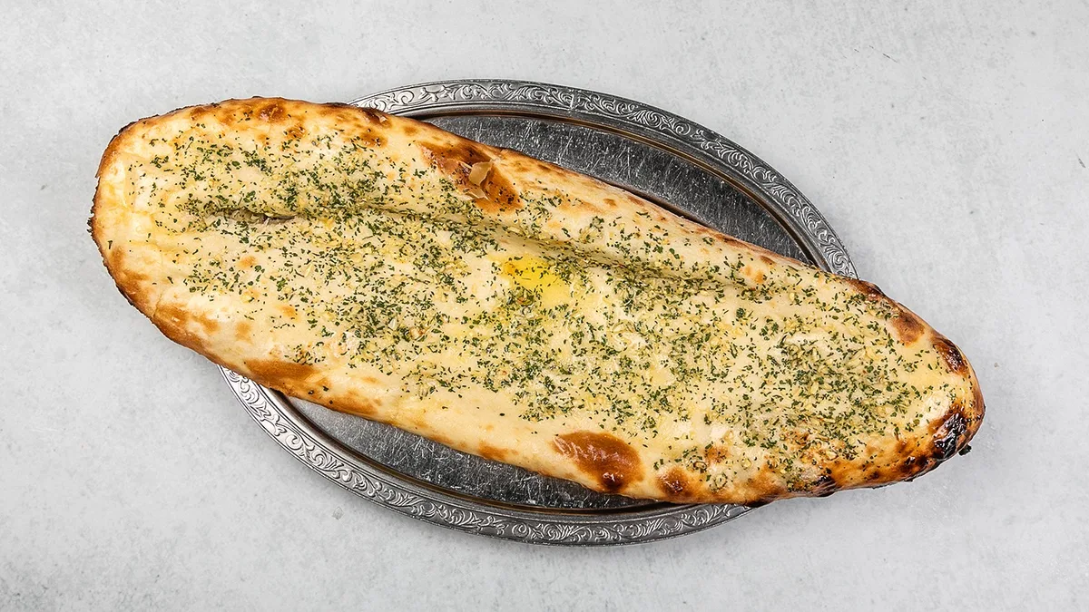 Taj チーズガーリックナン(Taj Cheese Garlic Nan)