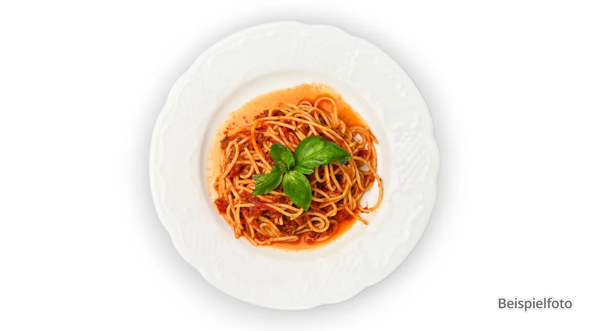 Nudeln mit Tomatensoße und Gemüse