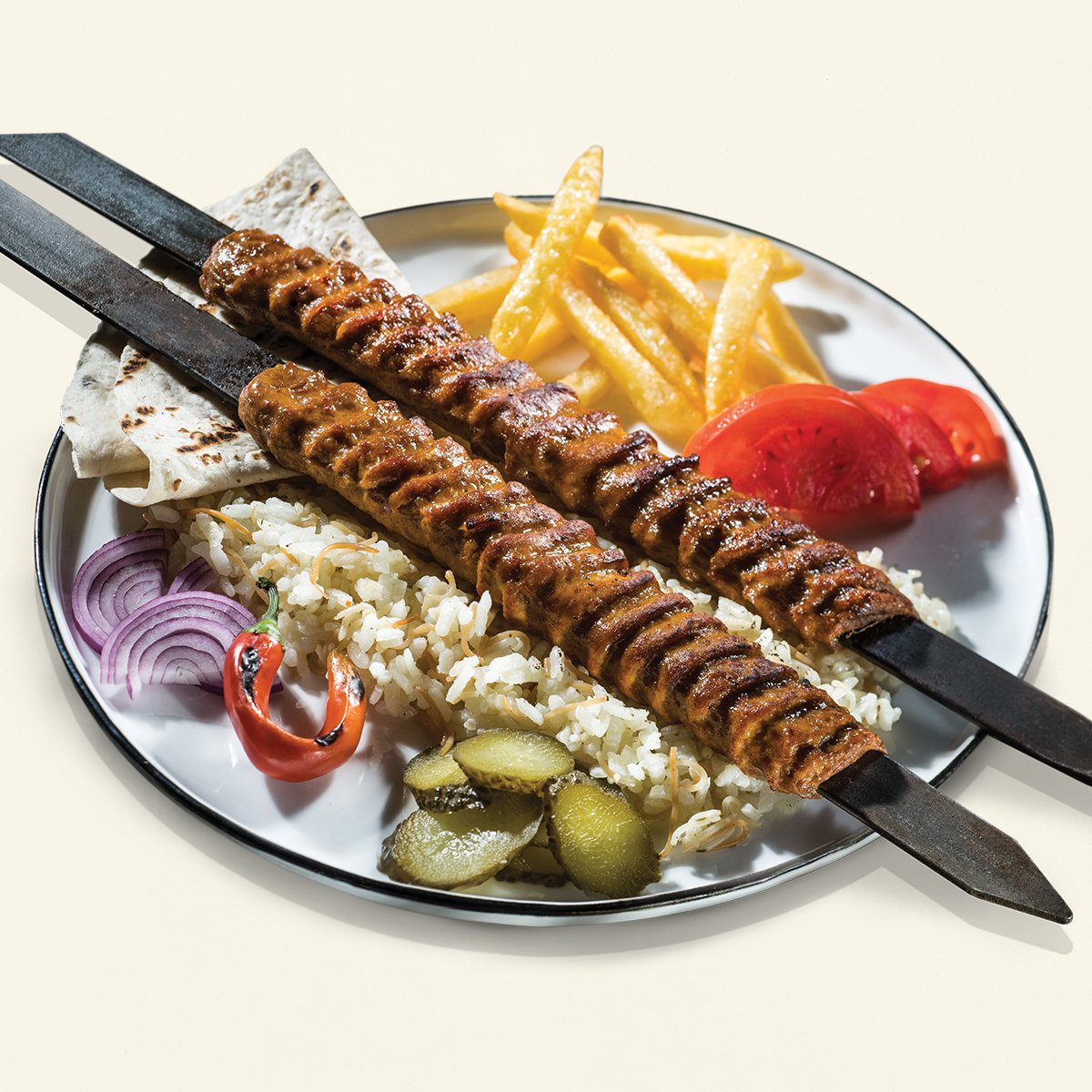 Adana vita kebab la farfurie