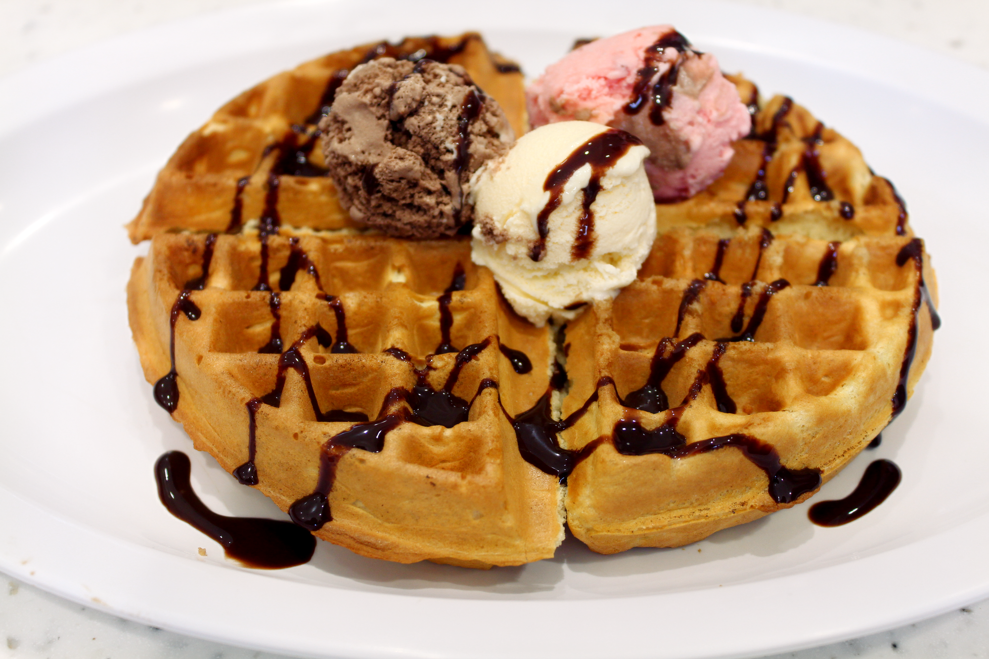 Waffle with 3 scoops of ice cream