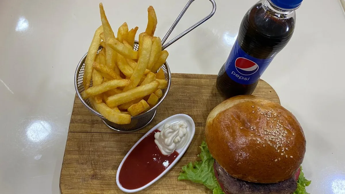 Burger + Kartof Fri + Ketçup + Mayonez + Pepsi