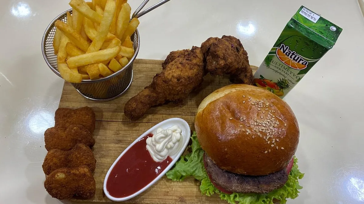 Burger + Nugets + Panirlanmış Bud + Kartof Fri + Meyvə Şirəsi + Ketçup + Mayonez