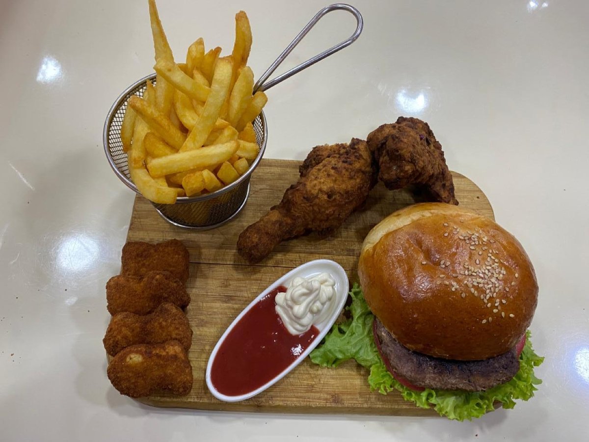 Burger + Panirlanmış Bud + Nugets + Kartof Fri + Ketçup + Mayonez