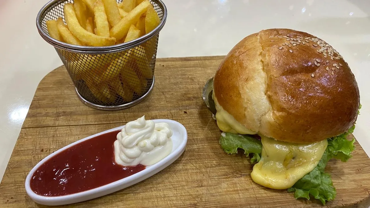 Çizburger + Kartof Fri + Ketçup + Mayonez