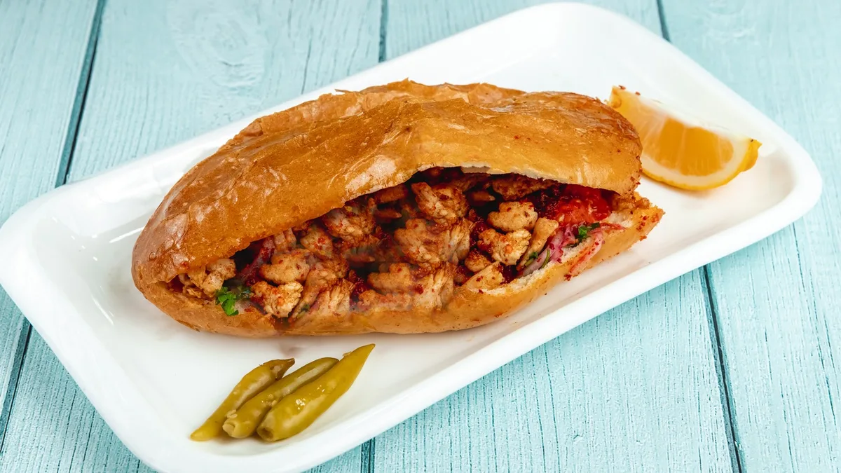 Toyuqlu Tantuni Çörəkdə