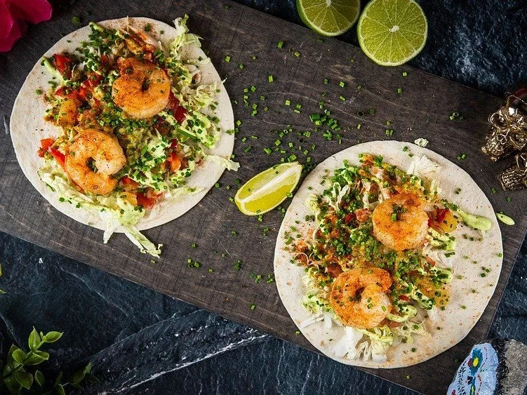 Kergelt vürtsine kreveti taco puuviljasalatiga