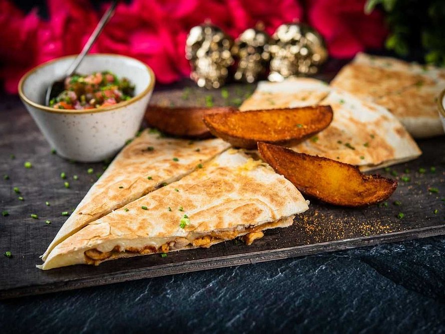 Quesadilla BBQ sealiha and Chipotle kastmega
