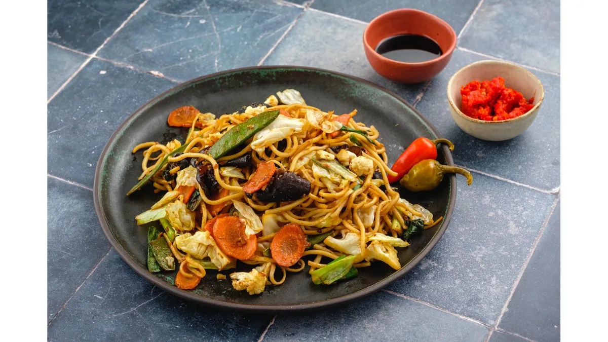 Tăiței prăjiți cu fructe de mare și legume – Mie goreng siput  🌶🌶