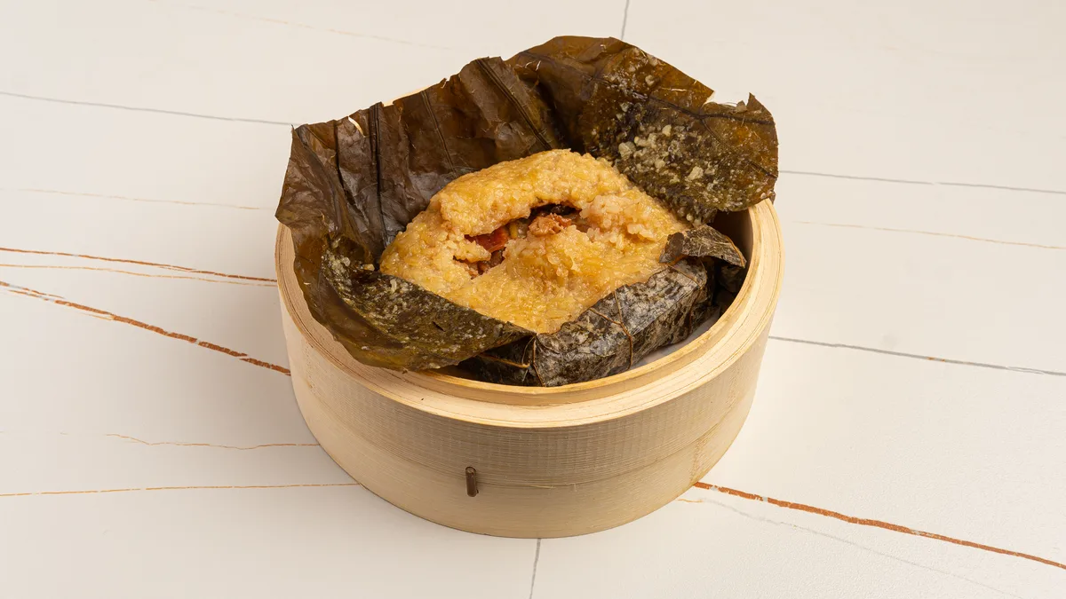 208. Párolt ragacsos rizs csirkével 糯米鸡 Steamed Glutinous Rice w/ Chicken