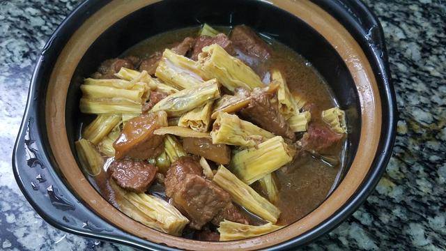 Braised Beef Brisket W. Dry Tofu Stick and Bean Noodle Casserol/牛腩腐竹粉丝煲