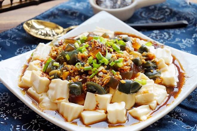 Preserved Egg W. Tofu/皮蛋豆腐