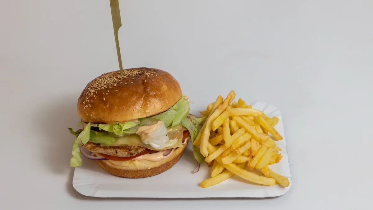 Classic Chicken Burger s prilogom
