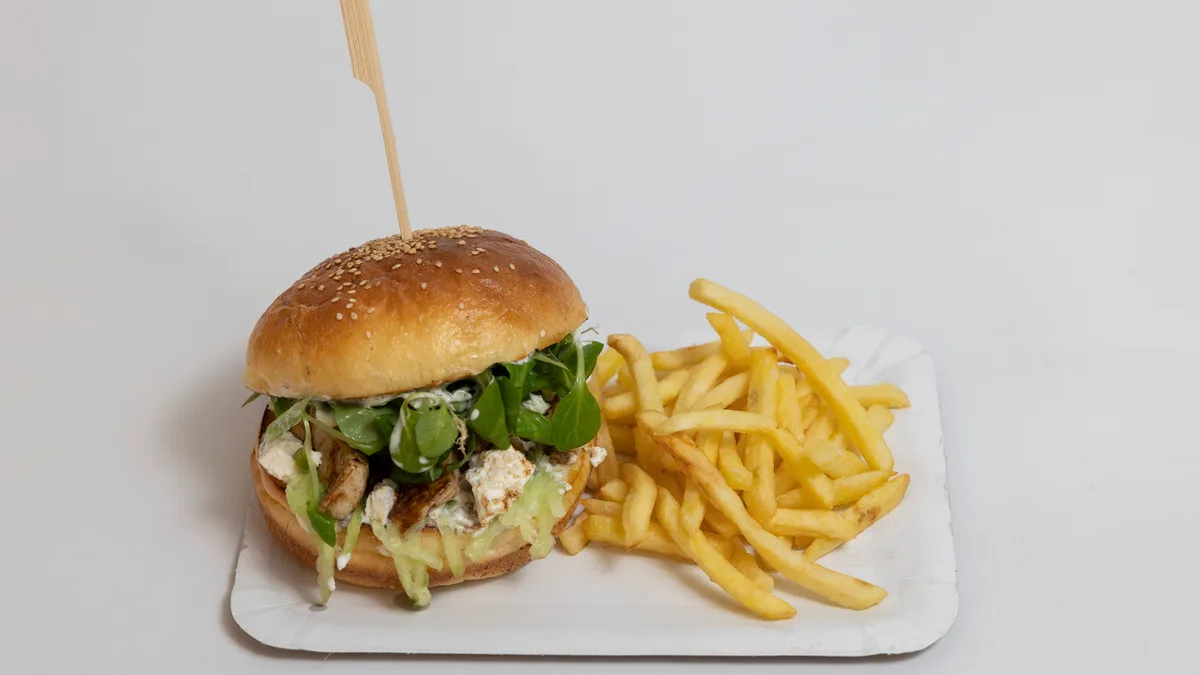 Greek Freak Chicken Burger s prilogom