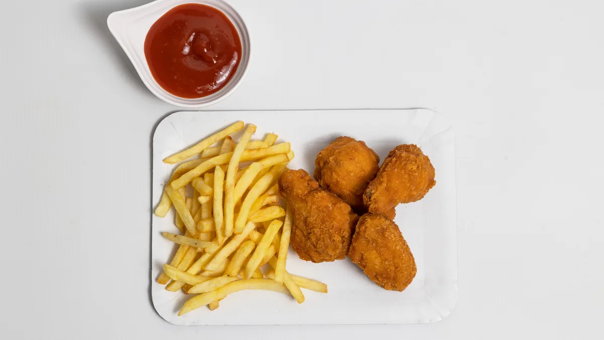 Spicy chicken wings s prilogom