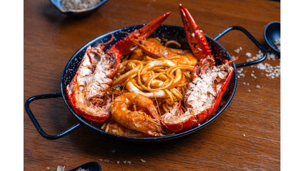 Homar cu spaghetti si fructe de mare