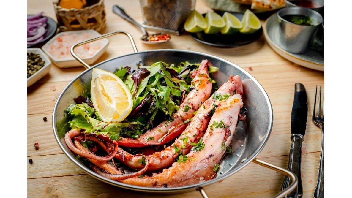 Tentacule de calamar la grătar cu salată