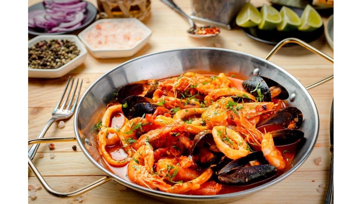 Tigaie picantă cu fructe de mare