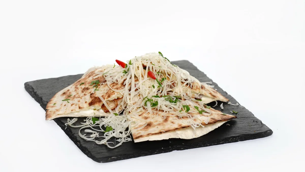 Piadina riblji štapići, posni kačkavalj, kečap