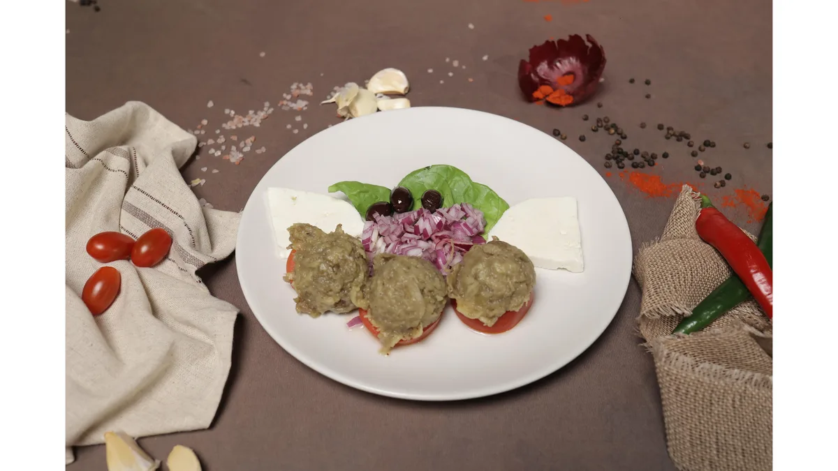 Salată vinete﻿ cu roșii și telemea
