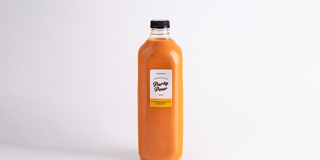 Classic Thai Tea Party Pour