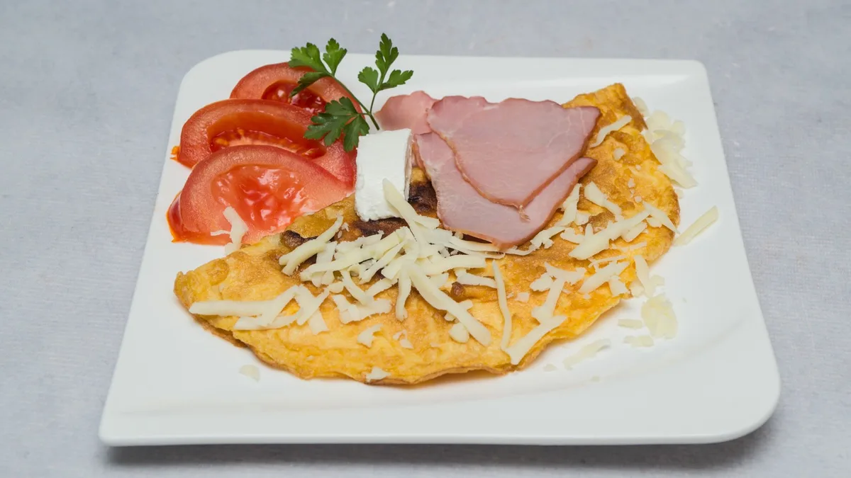 Omlet sa pečenicom