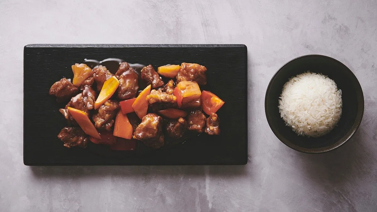 Dybstegte spareribs med sur-sød sauce
