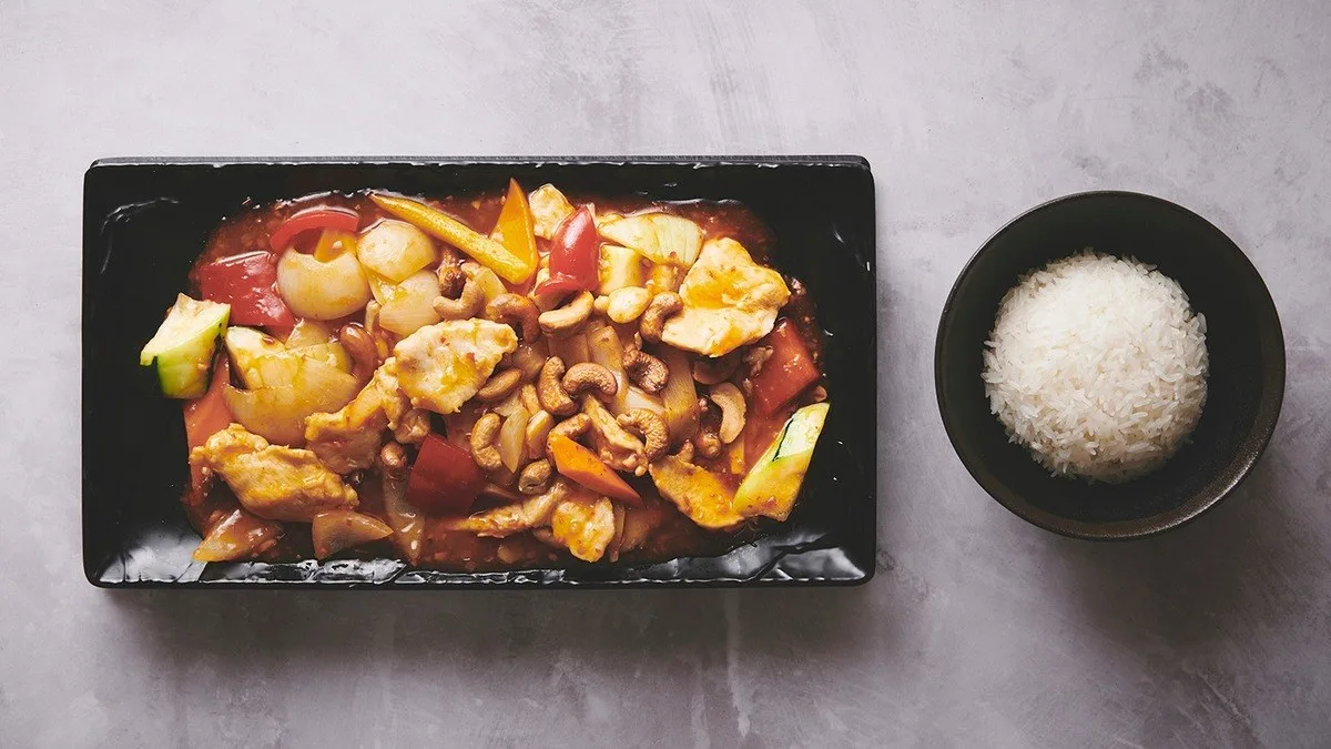 Stegt kylling med grøntsager og gong bao sauce