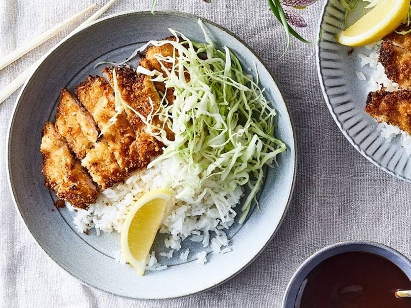 Korean Chicken Katsu s jasmínovou rýží, zelný salát