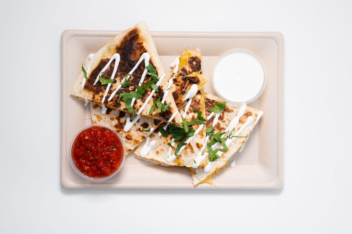 Quesadilla pulled beef, salsa casera, zakysačka, nachos