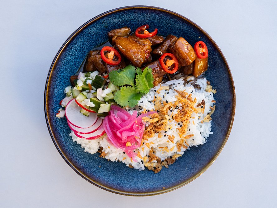 Teriyaki Pork Belly, jasmínová rýže,okurkový relish