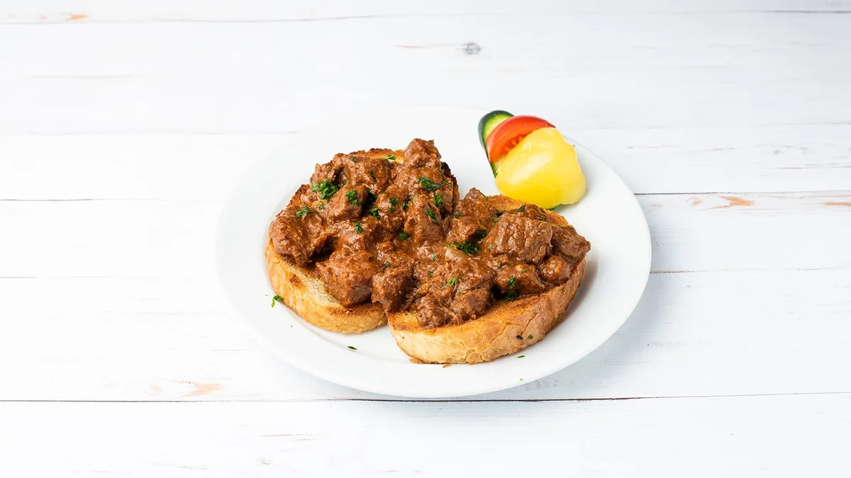 Szaftos pörkölt szendvics, ropogós házi kenyéren