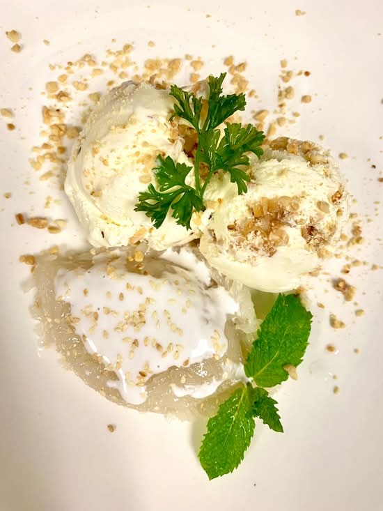 Coconut Ice Cream With Sweet Sticky Rice
