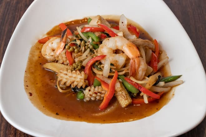 Pad Chaa (Stir-Fried Spicy Seafood)