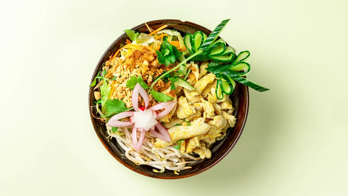 Reisnudeln in gelbem Curry
