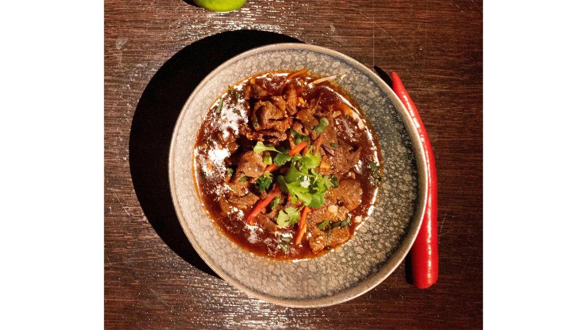* BEEF WITH CHILLI GARLIC SAUCE
