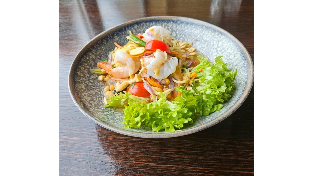 ** KETO MANGO SALAD WITH SHRIMPS AND ROASTED PEANUTS