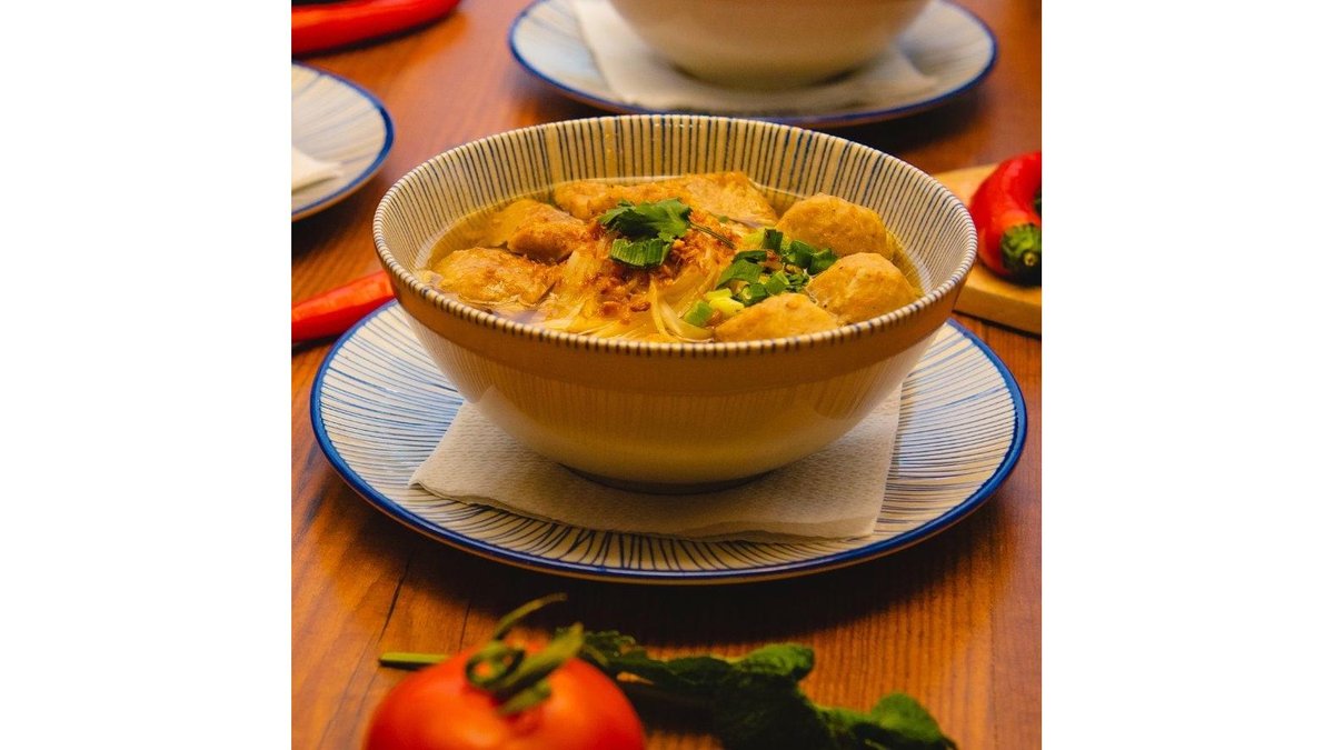 PORK WONTON NOODLES SOUP-PORK SOUP WITH RICE CUTS
