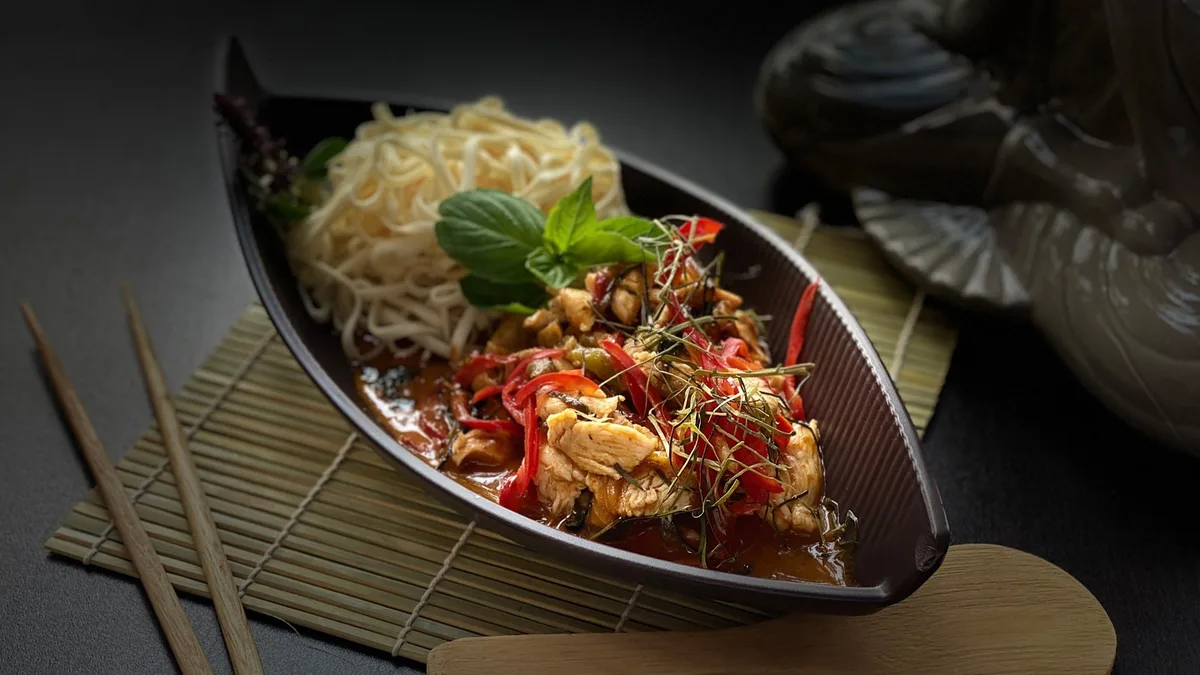 Panang curry csirkemellel és tésztával