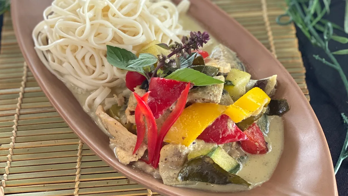 Thai Zöld Curry csirkemellel és tésztával